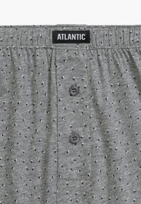 Szare bawełniane bokserki z etykietą w pasie "ATLANTIC", dwiema czarnymi guzikami oraz rozproszonym białym i granatowym wzorem kropek.