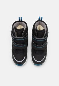 Černé a šedé vysoké tenisky s modrými akcenty. Mají síťovanou tkaninu, dva nastavitelné suché zipy a texturovanou podrážku pro lepší přilnavost.