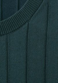Pull en maille vert foncé avec encolure ronde côtelée et motif vertical en relief sur le tissu.
