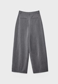 Pantalon gris à jambes larges avec poches passepoilées à l'arrière et passants de ceinture, présenté à plat sur un fond clair.