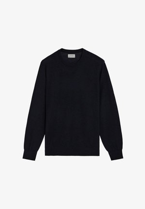 Suéter negro de punto de manga larga con cuello redondo, puños y dobladillo acanalados. Textura suave con un patrón de tela uniforme en todo el suéter.