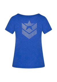 T-shirt bleu à manches courtes avec un col décontracté et un design imprimé d'étoile argentée et de chevrons au dos. Fabriqué en tissu doux et texturé.