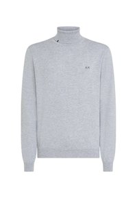 Maglione a collo alto grigio chiaro realizzato in tessuto morbido. Design aderente con maniche lunghe e un piccolo logo sul petto. Texture liscia.