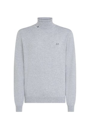 Maglione a collo alto grigio chiaro realizzato in tessuto morbido. Design aderente con maniche lunghe e un piccolo logo sul petto. Texture liscia.