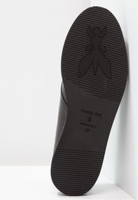 Soletta nera con texture antiscivolo, caratterizzata da un motivo floreale e taglia 39. Progettata da Patrizia Pepe, realizzata in Italia.