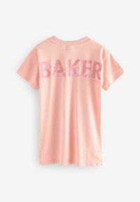 Lyserød bomulds T-shirt med fed hvid tekst "BAKER" og mindre "Ted Baker" nedenunder, med klassisk rund hals og korte ærmer.