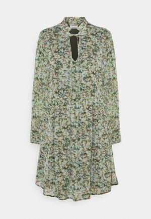 Květinové šaty z lehké tkaniny, s motivem v zelené, růžové a modré barvě, dlouhými rukávy, vysokým límcem a klíčovým výřezem vpředu.
