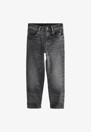 Zwart gewassen denim jeans met knoop aan de voorkant, riemlussen en een ontwerp met vijf zakken, plat gelegd op een witte achtergrond.