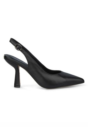 Scarpa con tacco alto e punta affilata di colore nero, con tacco angolato. Realizzata in pelle liscia, presenta una chiusura con fibbia e un design minimale.