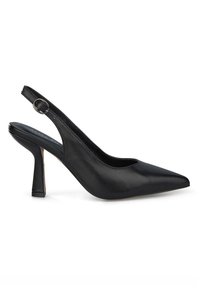 Scarpa con tacco alto e punta affilata di colore nero, con tacco angolato. Realizzata in pelle liscia, presenta una chiusura con fibbia e un design minimale.