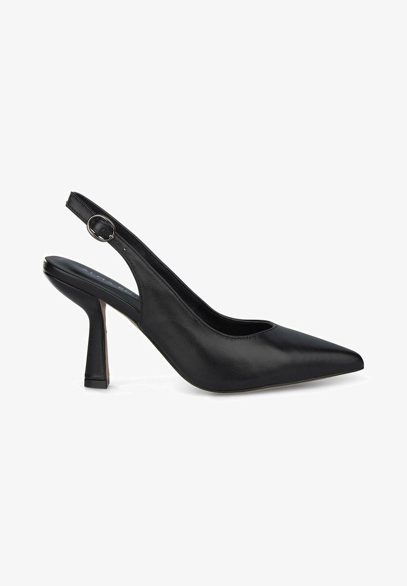 Scarpa con tacco alto e punta affilata di colore nero, con tacco angolato. Realizzata in pelle liscia, presenta una chiusura con fibbia e un design minimale.