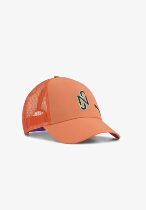 Pomarańczowa czapka z solidnym przodem i siateczkowym tyłem, z zielono-czarnym logo. Wygięty daszek z kontrastującym purpurowym wnętrzem.