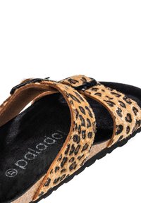 Sandalo a scivolo con stampa leopardata, fibbia nera regolabile, pelliccia sintetica color beige e soletta nera testurizzata. Presenta una suola in gomma nera resistente.