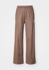CLASSIC - Spodnji deli trenirk - trace brown/wonder white