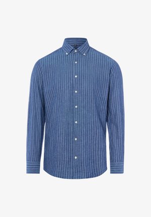 Niebieska koszula z długim rękawem na guziki z cienkimi białymi pionowymi paskami, kołnierzykiem zapinanym na guziki oraz białymi guzikami z przodu i na mankietach.