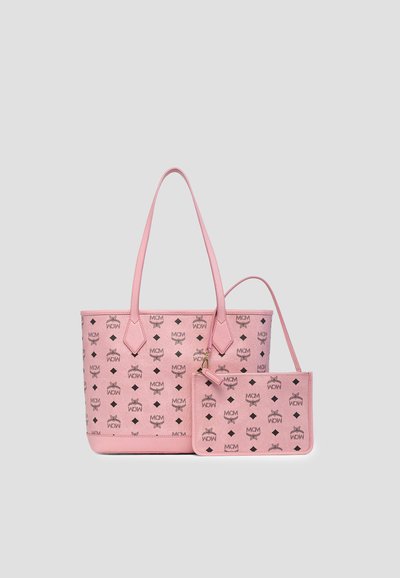 Borsa tote in pelle rosa e pochette abbinata con motivo ripetuto del logo MCM nero su sfondo grigio chiaro.