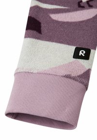 Lila gemusterter Pullover mit strukturiertem Strick und gerippten Bündchen. Enthält ein kleines schwarzes Etikett mit einem weißen "R"-Logo.