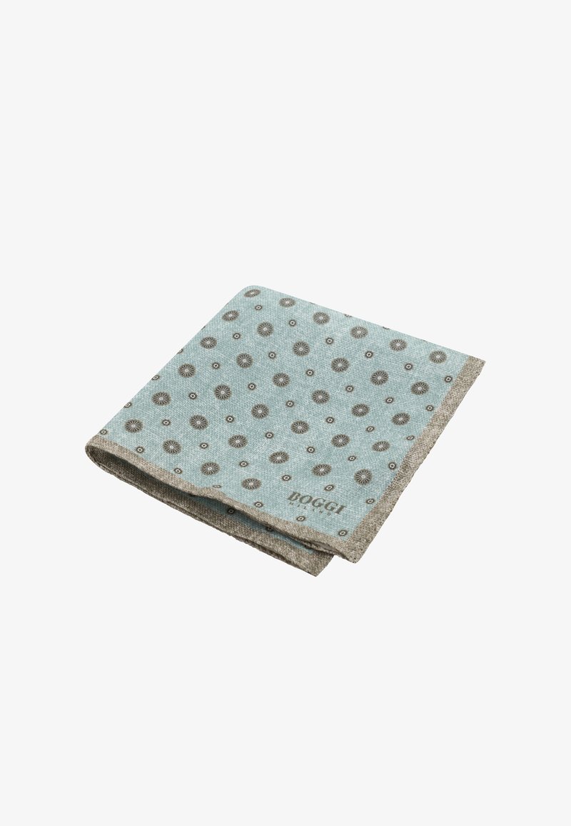 Opgevouwen lichtblauw zakdoekje met kleine donkergrijze cirkelvormige patronen en grijze randen, met de merknaam "BOGGI MILANO" in de hoek.