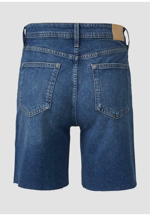 Short en jean bleu foncé avec ourlet brut, deux poches arrière, passants de ceinture et un patch en cuir beige sur la ceinture, sur fond gris.
