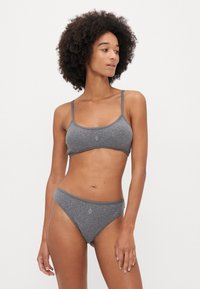 Bralette en mélange de coton gris avec des bretelles fines et un slip taille haute assorti. Les deux présentent un logo simple et un bord contrastant le long des bords.