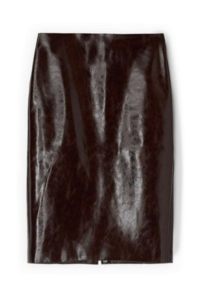 Gonna a matita in pelle marrone scuro lucida con taglio al ginocchio e piccolo spacco posteriore all'orlo.