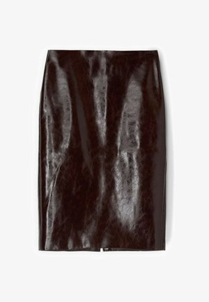 Glanzende donkerbruine leren kokerrok met een knielange snit en een kleine achtersplit in de zoom.