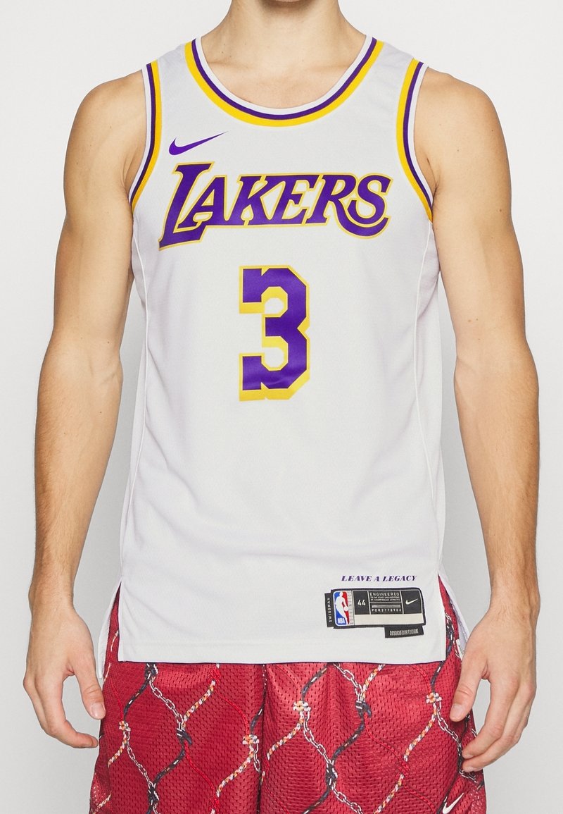 Canotta da basket bianca con testo "LAKERS" in viola e dettagli gialli. Presenta il numero "3" in viola e un'etichetta in basso.