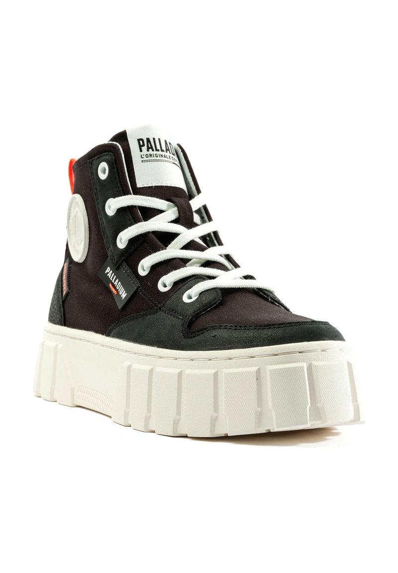 Baskets montantes noires en toile avec des lacets blancs, semelle plateforme, accents gris et un patch de logo circulaire sur le côté.