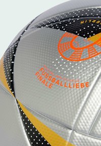 Pallone da calcio argento con superficie texturizzata, caratterizzato da accenti neri e gialli, motivi a punti e testo arancione che dice "REPLICA DEL PALLONE DELLA LIGA".