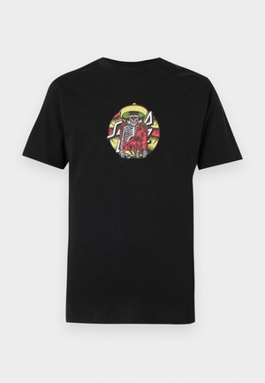 Zwarte katoenen t-shirt met korte mouwen, voorzien van een kleurrijke afgedrukte skeletfiguur met een sombrero-ontwerp in het midden.