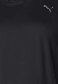 Musthave musta sportlik t-särk, mis on valmistatud tekstuurilisest kangast, millel on vasakul ülal nurgas väike halli Puma logo. Ümar kaeluse disain.