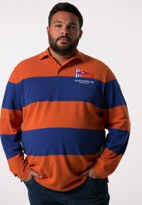 Langärmliges Polohemd mit orange-blauen Streifen und Kragen. Mit gesticktem "OCEAN ADVENTURE" und dekorativen nautischen Fahnen.