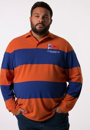 Een oranje en blauwe gestreepte longsleeve polo met een kraag. Heeft geborduurde "OCEAN ADVENTURE" en decoratieve nautische vlaggen.
