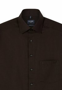 Bruin overhemd met knopen, gemaakt van textuurstof, moderne pasvorm, spread collar, één borstzak en zwarte knoopsdetails.