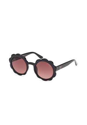 Lunettes de soleil noires en forme de fleurs avec des verres dégradés roses. Elles sont dotées de montures en plastique épaisses et de branches noires fines. Le nom de la marque est affiché sur le verre.
