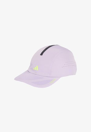 Lichtpaarse sportpet met een zwarte streep bovenop, klein geel logo aan de voorkant links en perforaties aan de rechterkant voor ventilatie.