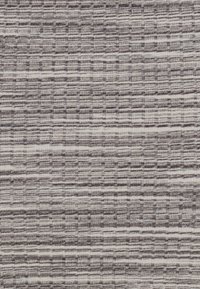 Tejido textil con un patrón tejido en tonos de gris y blanco, que presenta una textura en forma de cuadrícula y anchos de rayas variables.