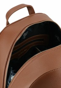 Zaino in pelle marrone con texture, dotato di un compartimento principale con cerniera e una tasca interna, con dettagli in metallo dorato e una fodera scura con motivo.