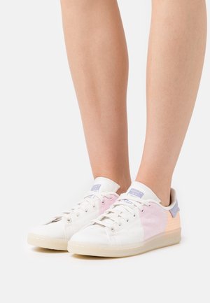 Bílé plátěné tenisky s pastelovými akcenty v růžové, oranžové a fialové barvě, s texturovaným povrchem, kulatou špičkou a šněrováním.