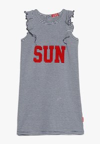 Randig ärmlös klänning i marinblått och vitt, med r�öd text "SUN", volangdetaljer på axlarna och rund halsringning.