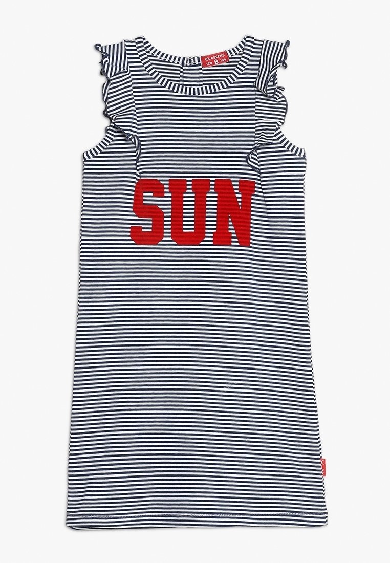 Randig ärmlös klänning i marinblått och vitt, med röd text "SUN", volangdetaljer på axlarna och rund halsringning.