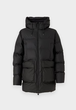 Svart vadderad vinterjacka med huva, framdragkedja, snoddar och två stora framfickor.