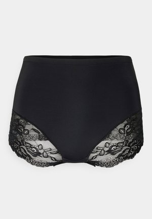 Magas derekú fekete bugyi sima elülső résszel, az oldalakon bonyolult fekete csipke díszítéssel és hullámos szegésekkel.