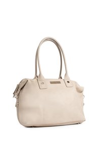 Beige neplederen handtas met twee lange handvatten, een ritsluiting, gouden hardwareaccenten en een gestructureerde afwerking.