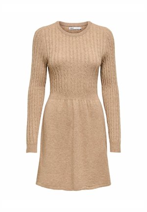 Robe en tricot beige avec texture côtelée, manches longues, col rond et taille cintrée qui se déploie en jupe évasée.