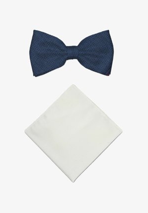 Nœud papillon bleu foncé texturé au-dessus d’une pochette blanche pliée sur fond blanc.