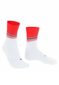 Chaussettes blanches de type crew avec des poignets rouge vif et des rayures horizontales bleu marine et rouges en dessous du poignet, présentées côte à côte sur un fond blanc.