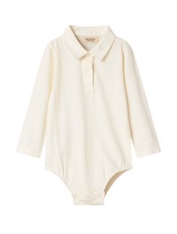 Tejfehér, hosszú ujjú body, galléros nyakkivágással és háromgombos záródással. Az alsó részén patentzárak találhatók, amelyek megkönnyítik a fel- és levételt.