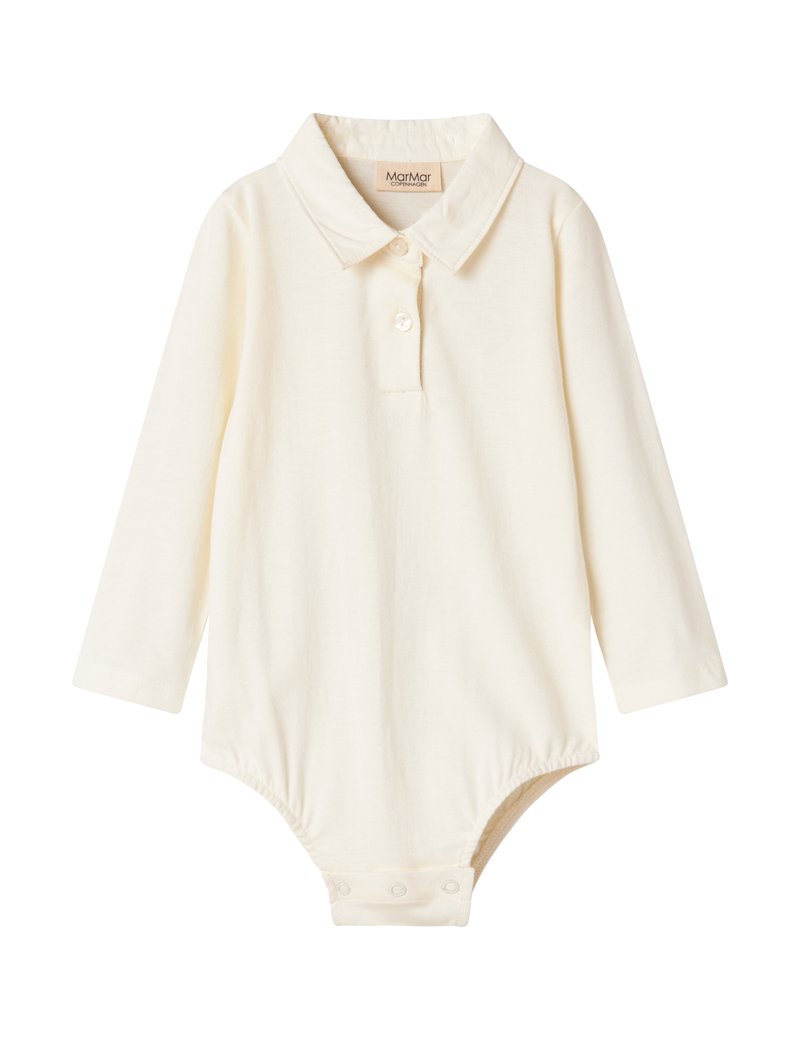 Tejfehér, hosszú ujjú body, galléros nyakkivágással és háromgombos záródással. Az alsó részén patentzárak találhatók, amelyek megkönnyítik a fel- és levételt.