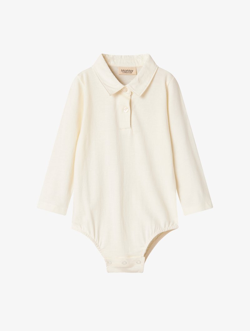 Tejfehér, hosszú ujjú body, galléros nyakkivágással és háromgombos záródással. Az alsó részén patentzárak találhatók, amelyek megkönnyítik a fel- és levételt.